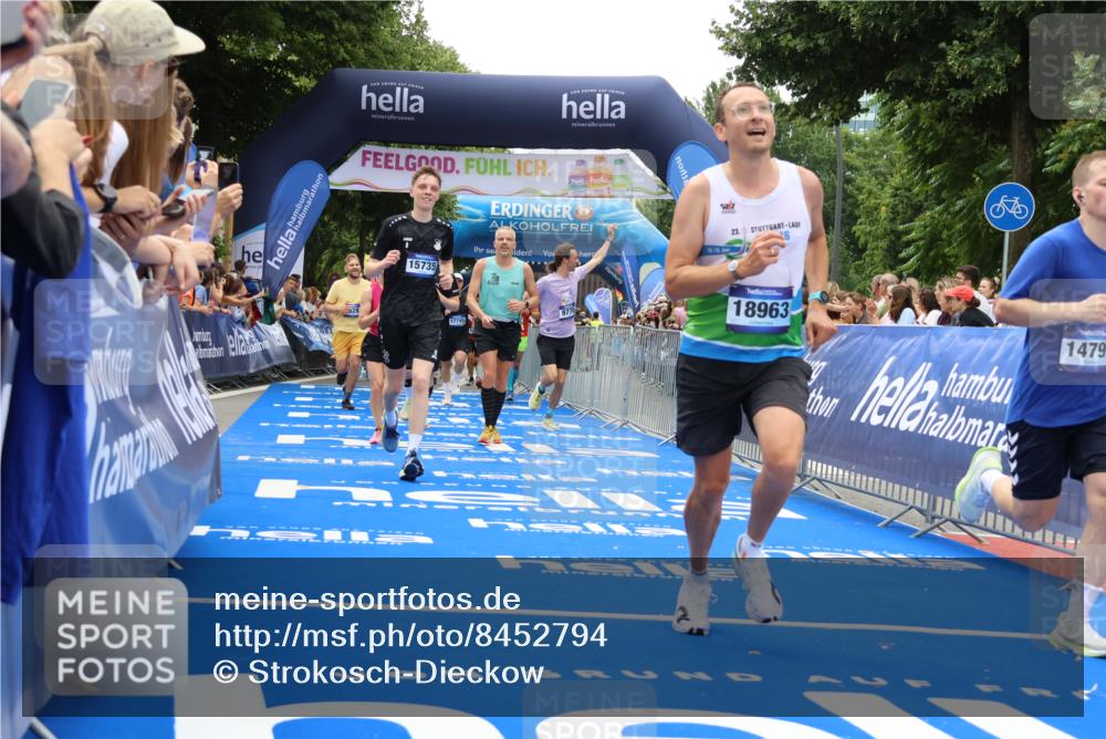 29.06.2025 - hella hamburg halbmarathon Strokosch-Dieckow http://msf.ph/oto/8452794 29.06.2025 10:48:16 Ziel 1537, 1914, 5129, 5528, 6923, 7367, 7599, 8216, 8916, 9770, 11211, 11467, 12685, 14192, 14797, 14814, 15590, 15629, 15735, 15973, 15981, 17745, 17982, 18963, 19127 meine-sportfotos.de