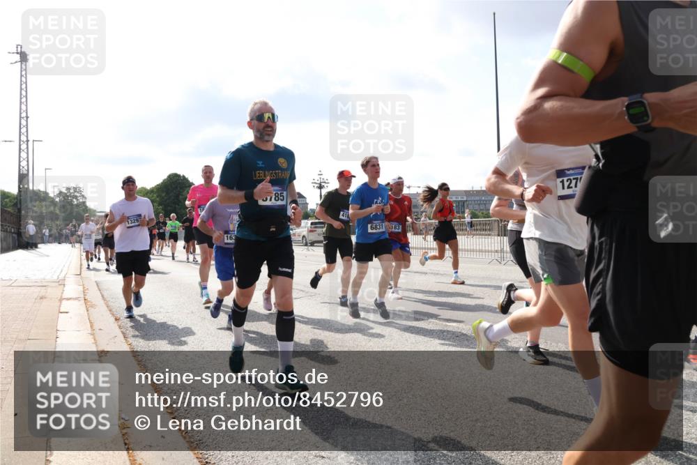 29.06.2025 - hella hamburg halbmarathon Lena Gebhardt http://msf.ph/oto/8452796 29.06.2025 09:54:08 Lombardsbrücke 1329, 163, 785, 418, 6831, 183, 127, 1098, 1119, 1171, 1399, 1413, 1424, 1476, 1892, 1902, 2020, 2098, 2188, 2270, 2516, 2823, 2842, 2890, 2937, 3477, 3785, 4029, 4140, 4183, 4185, 4235, 4237, 4247, 4270, 4949, 5020, 5115, 5362, 5528, 5532, 5650, 6198, 6309, 6388, 6575, 6630, 6831, 7167, 7297, 7385, 7448, 7480, 7734, 8023, 8269, 8576, 8698, 8743, 8928, 9030, 9043, 9105, 9463, 9482, 9619, 9633, 9815, 10529, 10792, 11077, 11848, 11936, 12084 meine-sportfotos.de