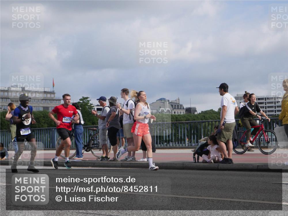 29.06.2025 - hella hamburg halbmarathon Luisa Fischer http://msf.ph/oto/8452811 29.06.2025 09:50:38 Kennedybrücke 3959, 14875, 1385, 2714, 2767, 3959, 4860, 5315, 7884, 10404, 10793 meine-sportfotos.de