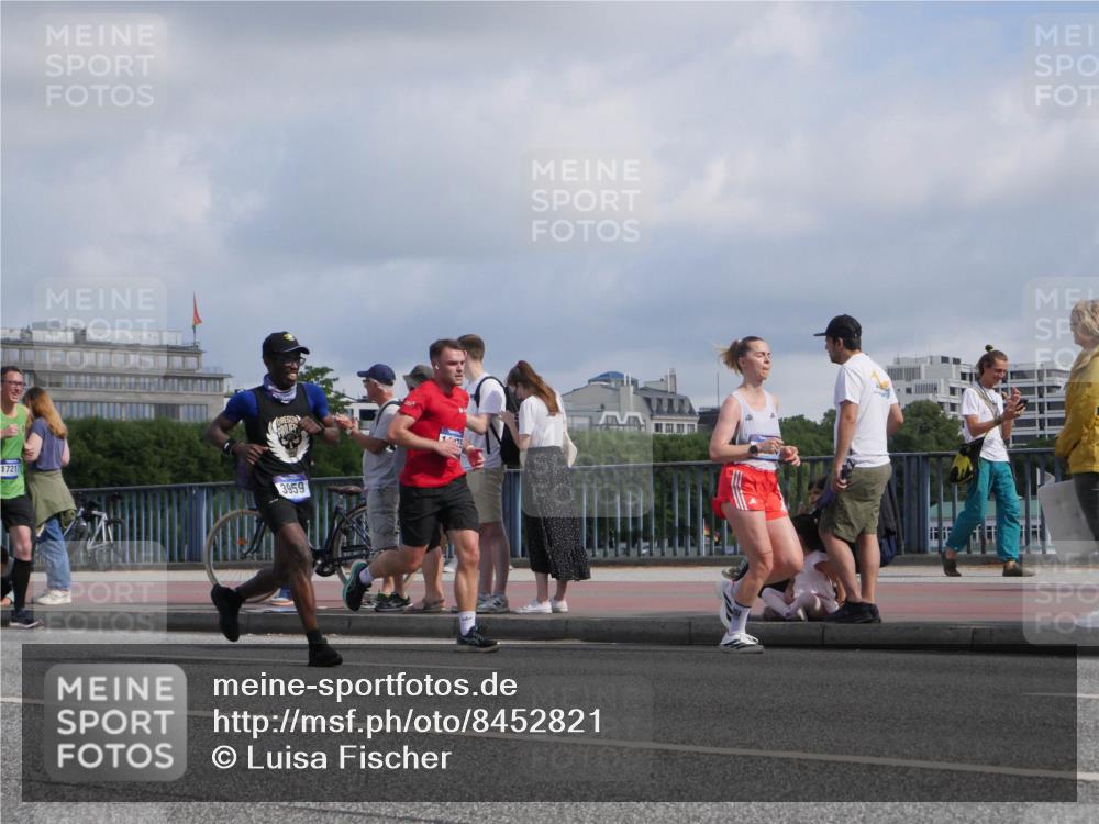 29.06.2025 - hella hamburg halbmarathon Luisa Fischer http://msf.ph/oto/8452821 29.06.2025 09:50:38 Kennedybrücke 17217, 3959, 1385, 2714, 2767, 3959, 4860, 5315, 7884, 10404, 10793 meine-sportfotos.de