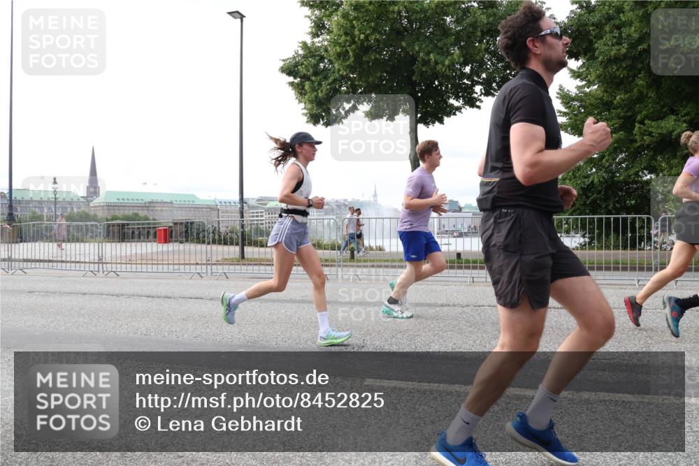 29.06.2025 - hella hamburg halbmarathon Lena Gebhardt http://msf.ph/oto/8452825 29.06.2025 10:31:04 Lombardsbrücke 1059, 1292, 1472, 1773, 1979, 2097, 2268, 2414, 2505, 2569, 2914, 3131, 3281, 4198, 4561, 4817, 5437, 5943, 6057, 6195, 6556, 6620, 6787, 7071, 7120, 7351, 7604, 8050, 8072, 8073, 8757, 9576, 9830, 10111, 10989, 11981, 11984, 11988, 12384, 12627, 14095, 14216, 14349, 14803, 15299, 15466, 15589, 15725, 16457, 16791, 17224, 17463, 17509, 17587, 17742, 17966, 18362, 18795, 18860, 19052, 19226 meine-sportfotos.de