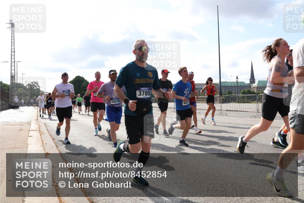 29.06.2025 - hella hamburg halbmarathon Lena Gebhardt http://msf.ph/oto/8452854 29.06.2025 09:54:08 Lombardsbrücke 13297, 16314, 3785, 6831, 1098, 1119, 1171, 1399, 1413, 1424, 1476, 1892, 1902, 2020, 2098, 2188, 2270, 2516, 2823, 2842, 2890, 2937, 3477, 3785, 4029, 4140, 4183, 4185, 4235, 4237, 4247, 4270, 4949, 5020, 5115, 5362, 5528, 5532, 5650, 6198, 6309, 6388, 6575, 6630, 6831, 7167, 7297, 7385, 7448, 7480, 7734, 8023, 8269, 8576, 8698, 8743, 8928, 9030, 9043, 9105, 9463, 9482, 9619, 9633, 9815, 10529, 10792, 11077, 11848, 11936, 12084 meine-sportfotos.de