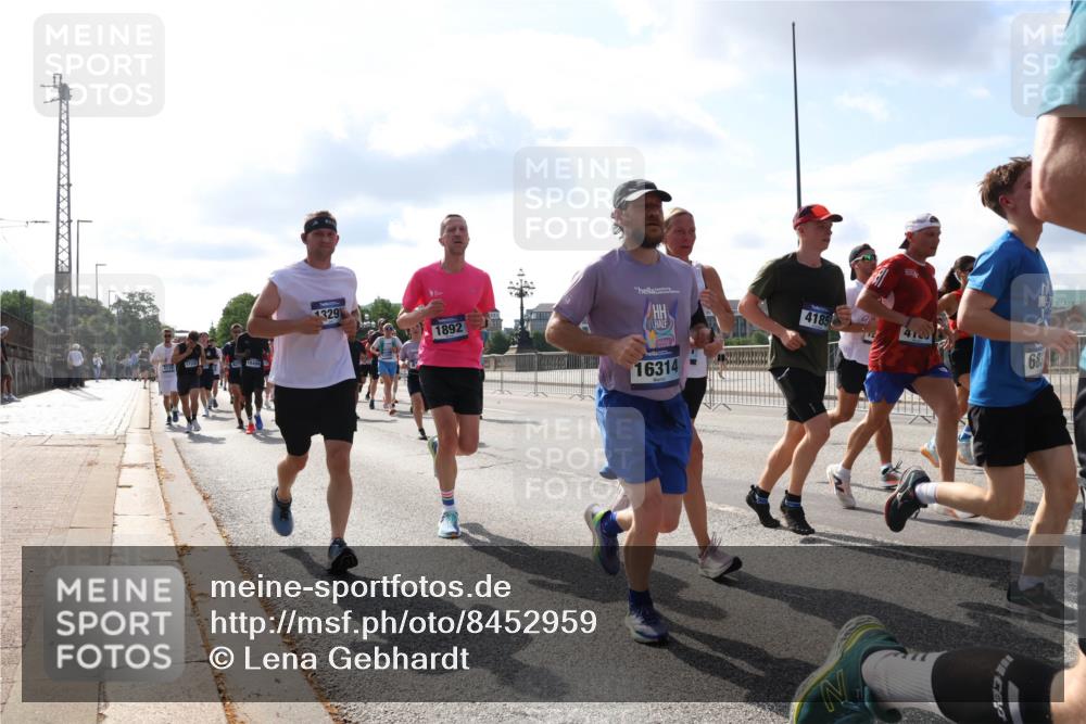 29.06.2025 - hella hamburg halbmarathon Lena Gebhardt http://msf.ph/oto/8452959 29.06.2025 09:54:09 Lombardsbrücke 421, 18499, 1329, 1892, 16314, 4185, 4180, 68, 1098, 1119, 1171, 1342, 1399, 1413, 1424, 1476, 1892, 1902, 2020, 2098, 2188, 2270, 2516, 2823, 2842, 2890, 2937, 3477, 3785, 4029, 4140, 4183, 4185, 4235, 4237, 4247, 4270, 4949, 5020, 5115, 5362, 5528, 5532, 5650, 6198, 6309, 6388, 6575, 6630, 6831, 7167, 7297, 7385, 7480, 7734, 8023, 8269, 8576, 8698, 8743, 8928, 9030, 9043, 9105, 9463, 9482, 9619, 9633, 9815, 10529, 10792, 11077, 11848, 11936, 12084 meine-sportfotos.de