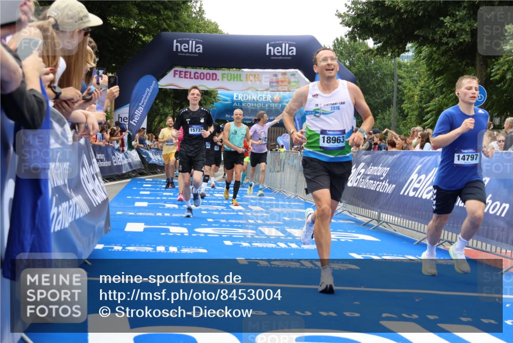 29.06.2025 - hella hamburg halbmarathon Strokosch-Dieckow http://msf.ph/oto/8453004 29.06.2025 10:48:16 Ziel 1537, 1914, 5129, 5528, 6923, 7367, 7599, 8216, 8916, 9770, 11211, 11467, 12685, 14192, 14797, 14814, 15590, 15629, 15735, 15973, 15981, 17745, 17982, 18963, 19127 meine-sportfotos.de