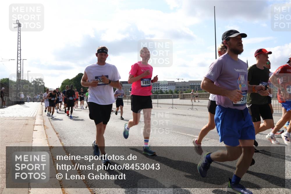 29.06.2025 - hella hamburg halbmarathon Lena Gebhardt http://msf.ph/oto/8453043 29.06.2025 09:54:09 Lombardsbrücke 32, 1892, 2159, 4, 1098, 1119, 1171, 1342, 1399, 1413, 1424, 1476, 1892, 1902, 2020, 2098, 2188, 2270, 2516, 2823, 2842, 2890, 2937, 3477, 3785, 4029, 4140, 4183, 4185, 4235, 4237, 4247, 4270, 4949, 5020, 5115, 5362, 5528, 5532, 5650, 6198, 6309, 6388, 6575, 6630, 6831, 7167, 7297, 7385, 7480, 7734, 8023, 8269, 8576, 8698, 8743, 8928, 9030, 9043, 9105, 9463, 9482, 9619, 9633, 9815, 10529, 10792, 11077, 11848, 11936, 12084 meine-sportfotos.de