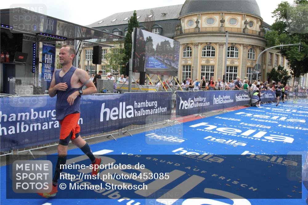29.06.2025 - hella hamburg halbmarathon Michael Strokosch http://msf.ph/oto/8453085 29.06.2025 10:30:34 Ziel 2460, 3845, 7231, 8318, 11413, 12049, 15253, 16713 meine-sportfotos.de