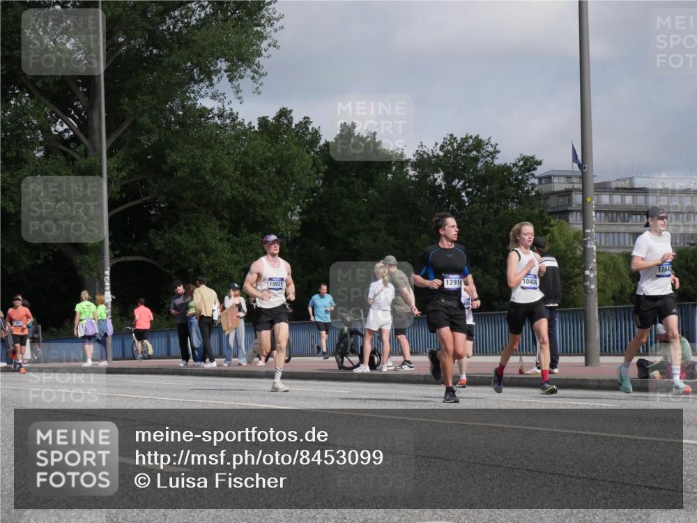 29.06.2025 - hella hamburg halbmarathon Luisa Fischer http://msf.ph/oto/8453099 29.06.2025 09:50:46 Kennedybrücke 12916, 10404, 15931, 17643, 1505, 2714, 2767, 5554, 7884, 10404, 10793, 10852 meine-sportfotos.de