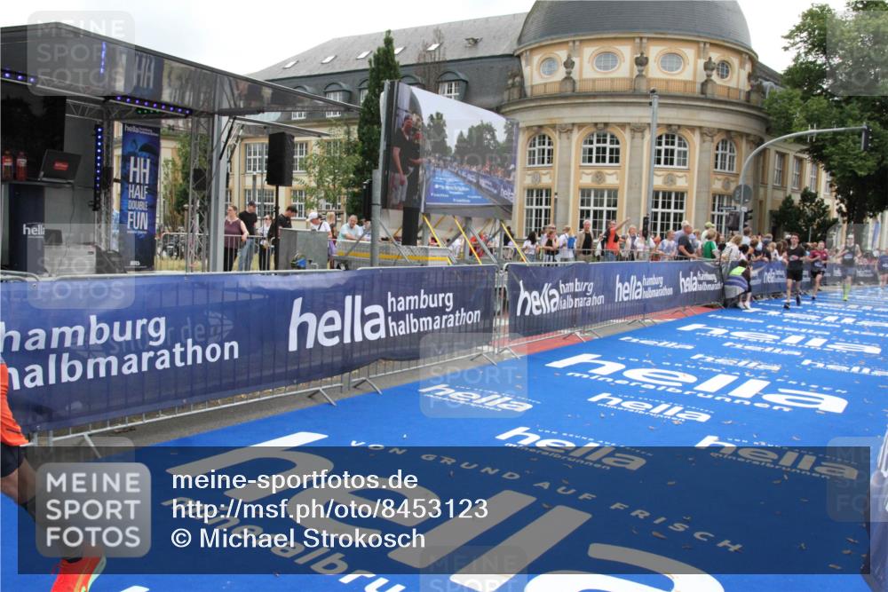 29.06.2025 - hella hamburg halbmarathon Michael Strokosch http://msf.ph/oto/8453123 29.06.2025 10:30:35 Ziel 2460, 3845, 7231, 8318, 11413, 12049, 15253, 16713 meine-sportfotos.de