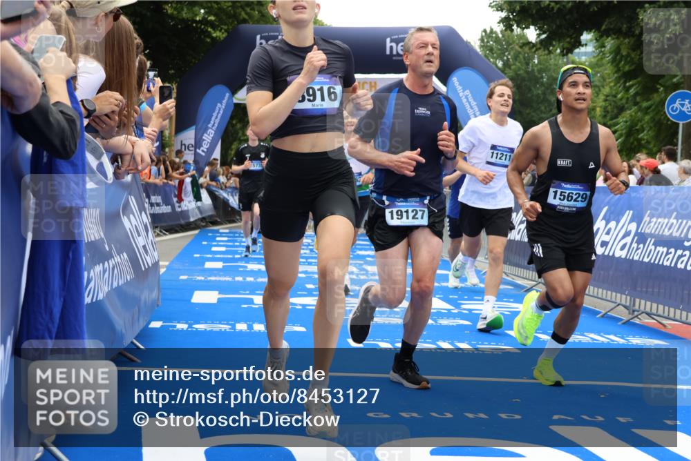 29.06.2025 - hella hamburg halbmarathon Strokosch-Dieckow http://msf.ph/oto/8453127 29.06.2025 10:48:15 Ziel 1537, 1914, 5129, 5528, 6923, 7367, 7599, 8216, 8916, 9544, 9770, 11211, 11467, 12685, 14192, 14797, 14814, 15590, 15629, 15735, 15973, 15981, 16269, 17745, 17982, 18963, 19127 meine-sportfotos.de
