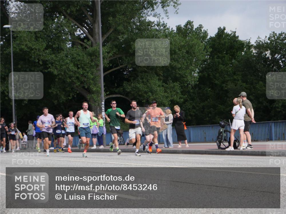 29.06.2025 - hella hamburg halbmarathon Luisa Fischer http://msf.ph/oto/8453246 29.06.2025 09:50:50 Kennedybrücke 7154, 1710, 12051, 1505, 52, 7658, 1505, 1710, 5554, 5709, 8933, 10404, 10852 meine-sportfotos.de