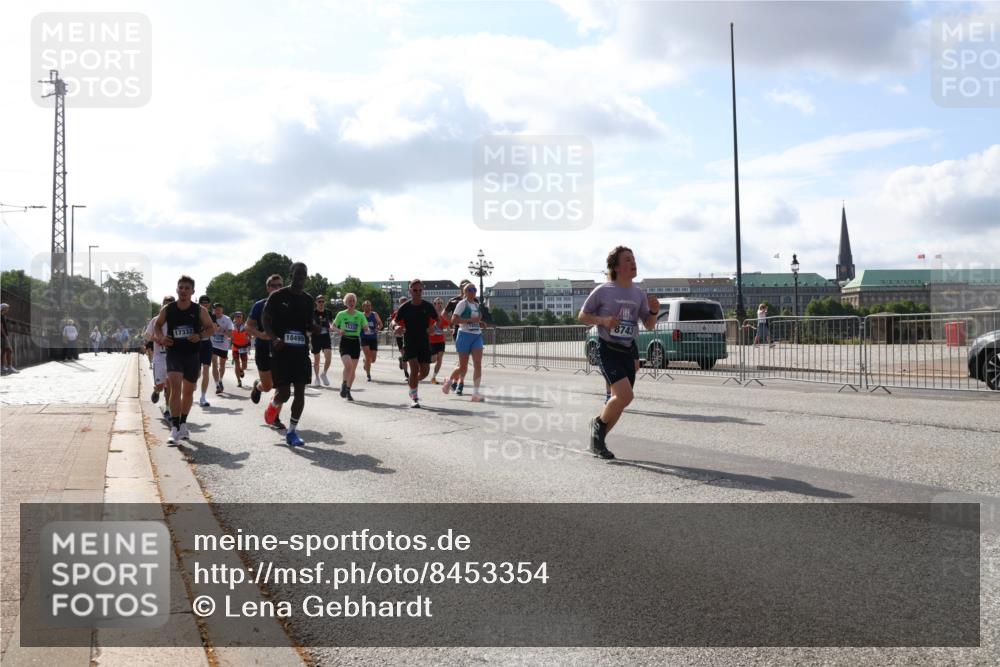 29.06.2025 - hella hamburg halbmarathon Lena Gebhardt http://msf.ph/oto/8453354 29.06.2025 09:54:11 Lombardsbrücke 17332, 18499, 15333, 8743, 1098, 1119, 1171, 1342, 1399, 1413, 1424, 1476, 1892, 1902, 2020, 2098, 2188, 2270, 2516, 2823, 2842, 2889, 3477, 3785, 4029, 4140, 4183, 4185, 4235, 4237, 4247, 4270, 4949, 5020, 5115, 5528, 5532, 5650, 6198, 6309, 6575, 6630, 6831, 7167, 7297, 7385, 7480, 7709, 7734, 8023, 8269, 8576, 8698, 8743, 8928, 9030, 9043, 9105, 9463, 9482, 9619, 9633, 9815, 10237, 10529, 10792, 11077, 11848, 11936, 12084 meine-sportfotos.de