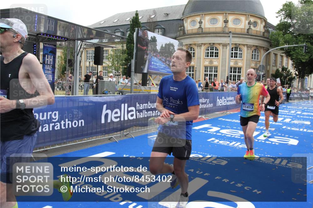 29.06.2025 - hella hamburg halbmarathon Michael Strokosch http://msf.ph/oto/8453402 29.06.2025 10:30:41 Ziel 2460, 2851, 3845, 7231, 7481, 8318, 11413, 12049, 15253, 17322, 18235 meine-sportfotos.de