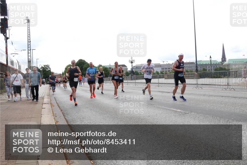 29.06.2025 - hella hamburg halbmarathon Lena Gebhardt http://msf.ph/oto/8453411 29.06.2025 10:31:08 Lombardsbrücke 2268, 17224, 1059, 1292, 1472, 1773, 1979, 2097, 2268, 2414, 2505, 2569, 2914, 3131, 3281, 4198, 4561, 4817, 5437, 5846, 5943, 6057, 6078, 6195, 6556, 6620, 6787, 7120, 7351, 7604, 8050, 8072, 8073, 8757, 9576, 9830, 10111, 10989, 11981, 11988, 12384, 12627, 14095, 14216, 14349, 14803, 15299, 15466, 15589, 15725, 16457, 16978, 17224, 17463, 17509, 17587, 17742, 17966, 18362, 18795, 18860, 19052, 19226 meine-sportfotos.de