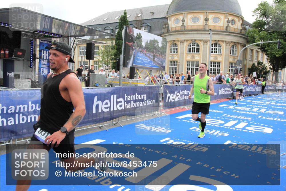 29.06.2025 - hella hamburg halbmarathon Michael Strokosch http://msf.ph/oto/8453475 29.06.2025 10:30:42 Ziel 2851, 3845, 7231, 7481, 8318, 11413, 12049, 17322, 18235 meine-sportfotos.de