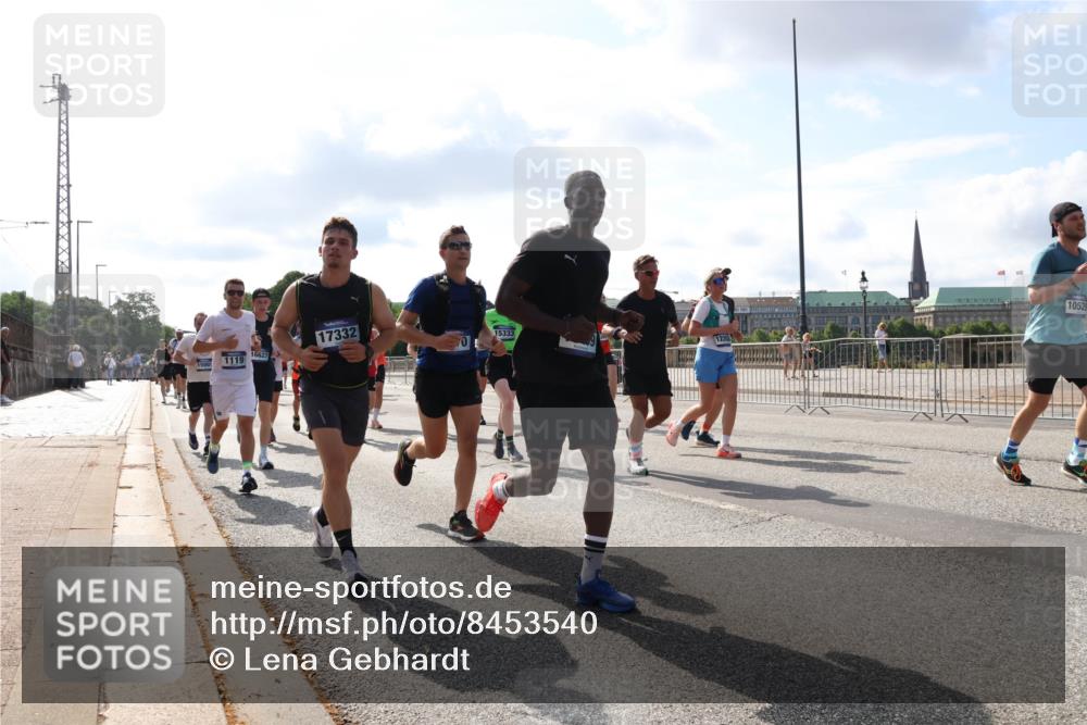 29.06.2025 - hella hamburg halbmarathon Lena Gebhardt http://msf.ph/oto/8453540 29.06.2025 09:54:12 Lombardsbrücke 15001, 1119, 16627, 17332, 15333, 1052, 1098, 1119, 1171, 1342, 1399, 1413, 1424, 1476, 1892, 1902, 2020, 2098, 2188, 2270, 2516, 2823, 2842, 2889, 3477, 3562, 3785, 4029, 4140, 4183, 4185, 4235, 4237, 4247, 4270, 4949, 5020, 5115, 5528, 5532, 5650, 6198, 6309, 6575, 6630, 6831, 7167, 7297, 7709, 7734, 8023, 8269, 8576, 8698, 8743, 8928, 9030, 9043, 9105, 9463, 9482, 9619, 9815, 10237, 10529, 10792, 11077, 11848, 11936, 12084 meine-sportfotos.de