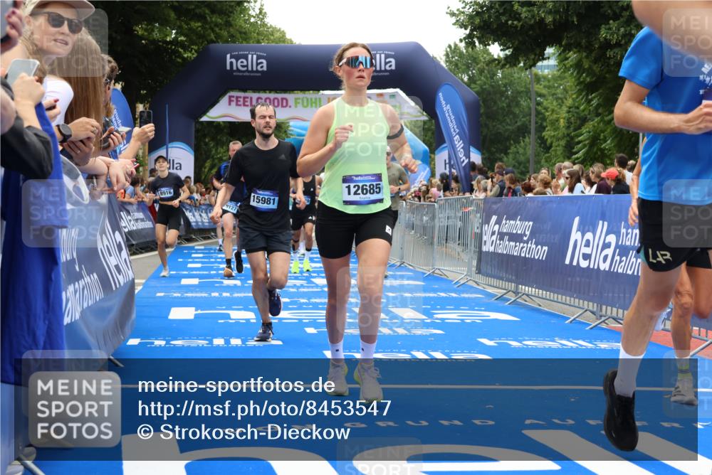 29.06.2025 - hella hamburg halbmarathon Strokosch-Dieckow http://msf.ph/oto/8453547 29.06.2025 10:48:11 Ziel 1914, 4324, 4711, 7599, 8916, 9544, 9626, 9638, 9770, 11211, 11467, 12685, 14192, 14797, 14814, 15590, 15629, 15735, 15973, 15981, 16094, 16149, 16269, 18963, 19127 meine-sportfotos.de