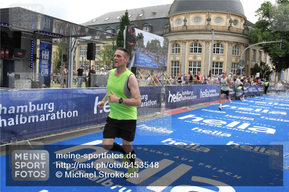 29.06.2025 - hella hamburg halbmarathon Michael Strokosch http://msf.ph/oto/8453548 29.06.2025 10:30:42 Ziel 2851, 3845, 7231, 7481, 8318, 11413, 12049, 17322, 18235 meine-sportfotos.de