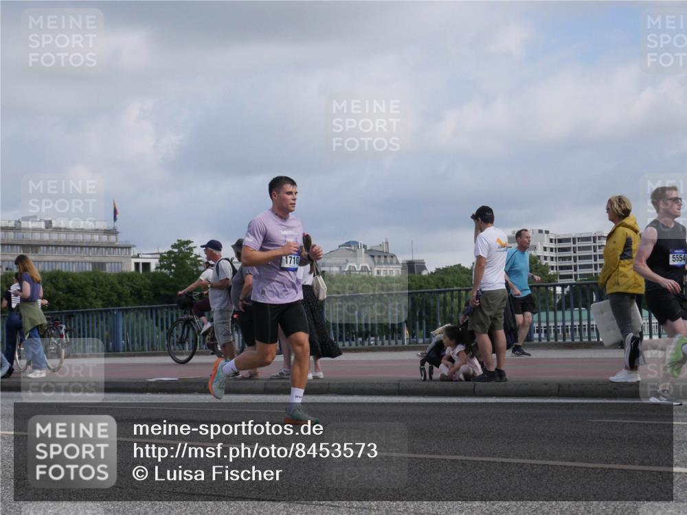 29.06.2025 - hella hamburg halbmarathon Luisa Fischer http://msf.ph/oto/8453573 29.06.2025 09:50:57 Kennedybrücke 1710, 5554, 1290, 1505, 1710, 2399, 3480, 5307, 5554, 5709, 7152, 7154, 8933, 9403, 10852 meine-sportfotos.de