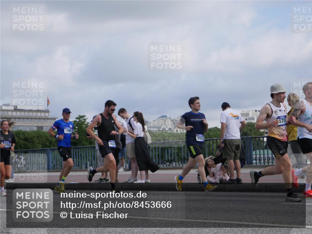 29.06.2025 - hella hamburg halbmarathon Luisa Fischer http://msf.ph/oto/8453666 29.06.2025 09:51:00 Kennedybrücke 154, 1290, 1823, 8933, 5709, 1290, 1710, 2399, 3480, 5307, 5709, 6993, 7152, 7154, 8571, 8933, 9403 meine-sportfotos.de