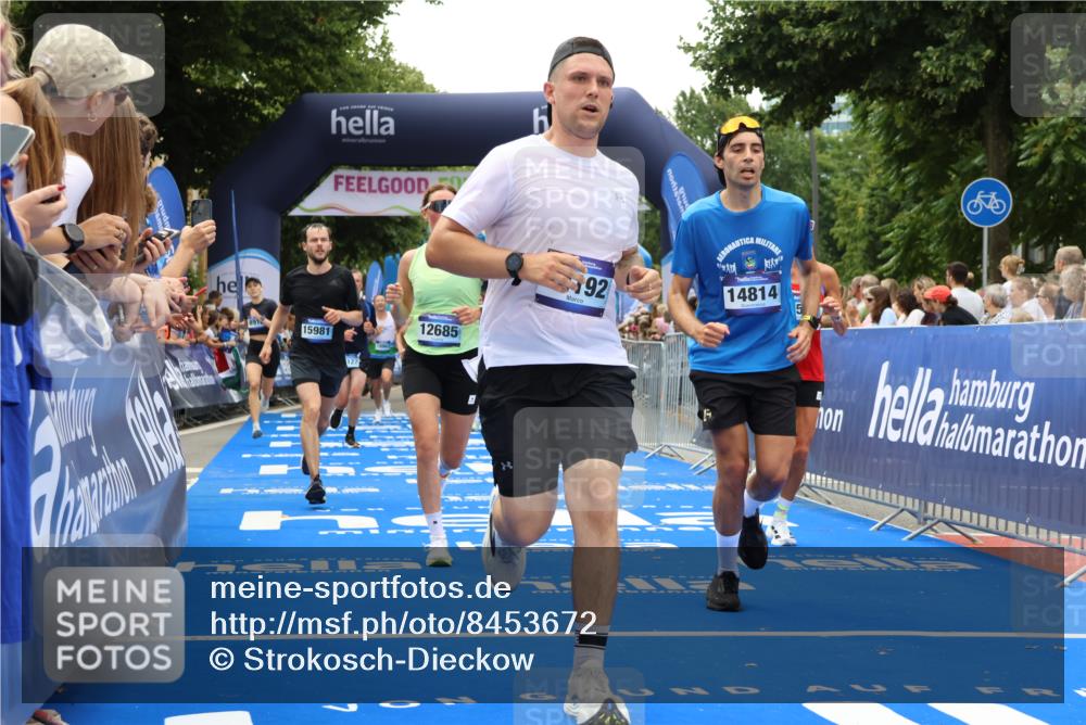 29.06.2025 - hella hamburg halbmarathon Strokosch-Dieckow http://msf.ph/oto/8453672 29.06.2025 10:48:11 Ziel 1914, 4324, 4711, 7599, 8916, 9544, 9626, 9638, 9770, 11211, 11467, 12685, 14192, 14797, 14814, 15590, 15629, 15735, 15973, 15981, 16094, 16149, 16269, 18963, 19127 meine-sportfotos.de