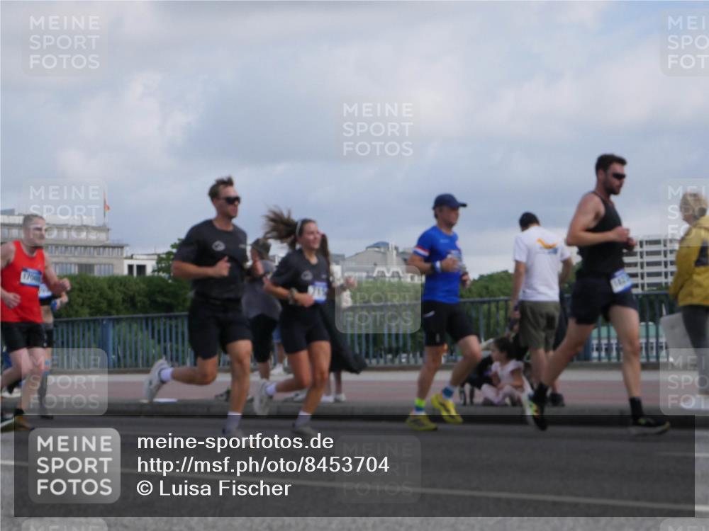 29.06.2025 - hella hamburg halbmarathon Luisa Fischer http://msf.ph/oto/8453704 29.06.2025 09:51:01 Kennedybrücke 17005, 1290, 2399, 3480, 5307, 5709, 6993, 7152, 7154, 8571, 8933, 9403 meine-sportfotos.de