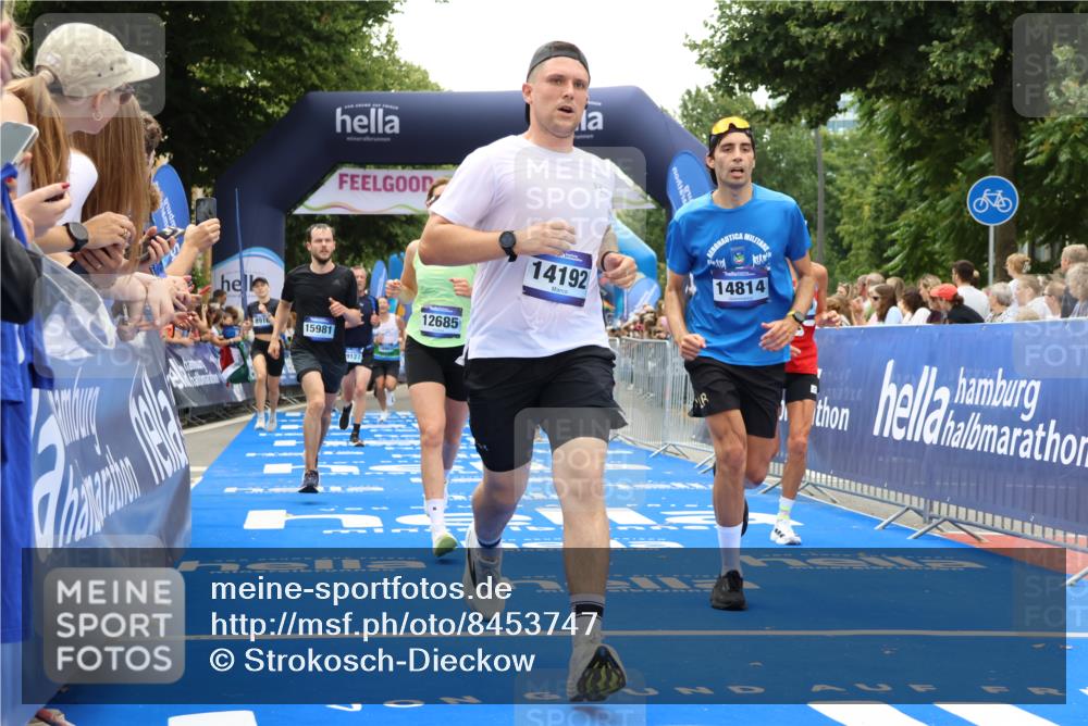 29.06.2025 - hella hamburg halbmarathon Strokosch-Dieckow http://msf.ph/oto/8453747 29.06.2025 10:48:11 Ziel 1914, 4324, 4711, 7599, 8916, 9544, 9626, 9638, 9770, 11211, 11467, 12685, 14192, 14797, 14814, 15590, 15629, 15735, 15973, 15981, 16094, 16149, 16269, 18963, 19127 meine-sportfotos.de