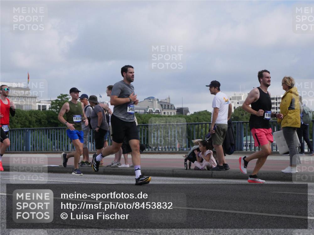 29.06.2025 - hella hamburg halbmarathon Luisa Fischer http://msf.ph/oto/8453832 29.06.2025 09:51:06 Kennedybrücke 18259, 5307, 348, 188, 2399, 3480, 4359, 4381, 5307, 6993, 8121, 8571 meine-sportfotos.de