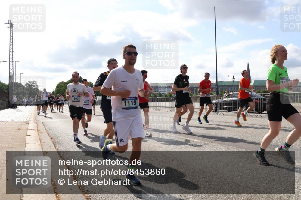29.06.2025 - hella hamburg halbmarathon Lena Gebhardt http://msf.ph/oto/8453860 29.06.2025 09:54:14 Lombardsbrücke 15001, 5825, 1119, 15, 1098, 1119, 1171, 1342, 1399, 1413, 1424, 1476, 1549, 1892, 1902, 2020, 2098, 2188, 2270, 2516, 2823, 2842, 2889, 3477, 3562, 3785, 4017, 4029, 4183, 4185, 4235, 4237, 4270, 4816, 4949, 5020, 5115, 5528, 6198, 6266, 6309, 6575, 6630, 6831, 7167, 7297, 7709, 7734, 8023, 8269, 8576, 8698, 8743, 8928, 9030, 9043, 9105, 9463, 9482, 9619, 9815, 10057, 10237, 10529, 10792, 11077, 11848, 11936, 12084 meine-sportfotos.de