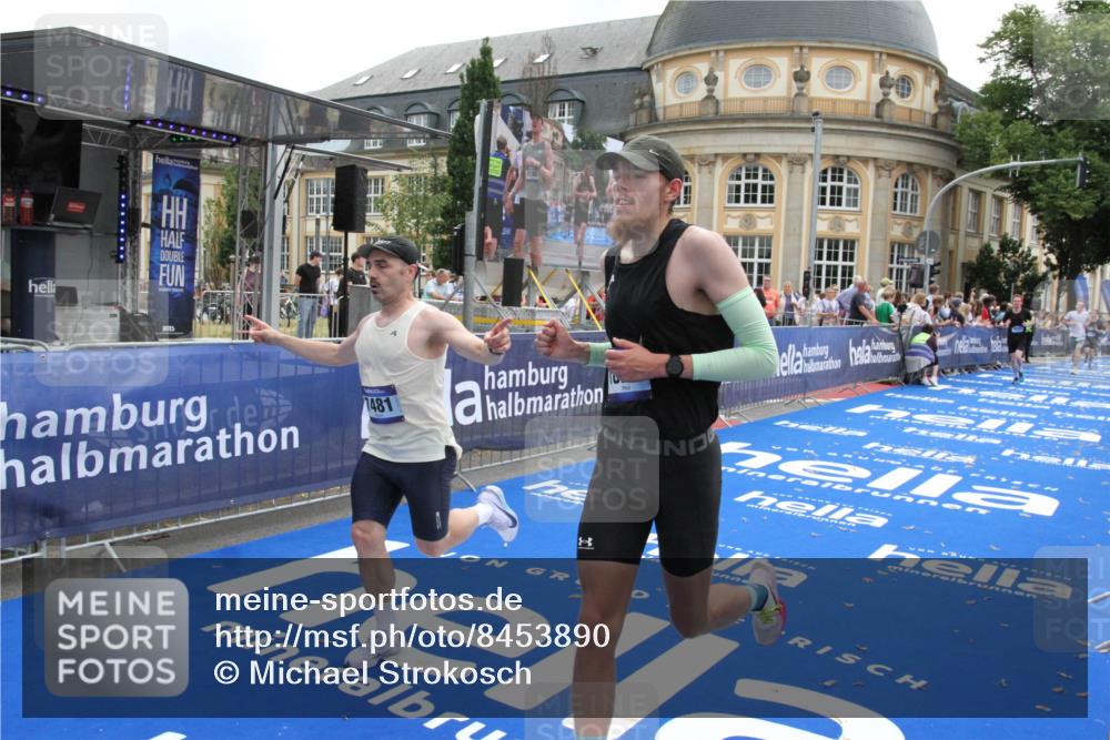 29.06.2025 - hella hamburg halbmarathon Michael Strokosch http://msf.ph/oto/8453890 29.06.2025 10:30:47 Ziel 3379, 7055, 7481, 9508, 18235, 18871 meine-sportfotos.de