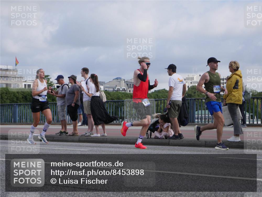 29.06.2025 - hella hamburg halbmarathon Luisa Fischer http://msf.ph/oto/8453898 29.06.2025 09:51:07 Kennedybrücke 6993, 530, 18259, 2262, 3480, 4359, 4381, 5307, 6993, 8121, 8571 meine-sportfotos.de