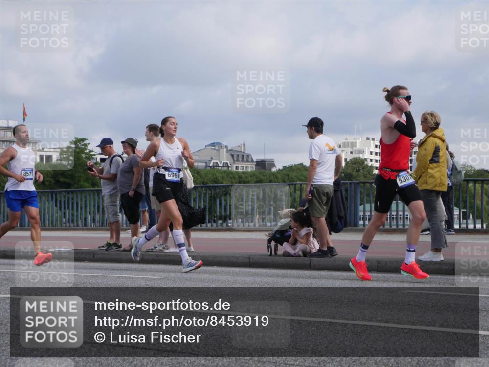 29.06.2025 - hella hamburg halbmarathon Luisa Fischer http://msf.ph/oto/8453919 29.06.2025 09:51:08 Kennedybrücke 8571, 6993, 5307, 2262, 3480, 4062, 4359, 4381, 5003, 5307, 6993, 8121, 8571 meine-sportfotos.de