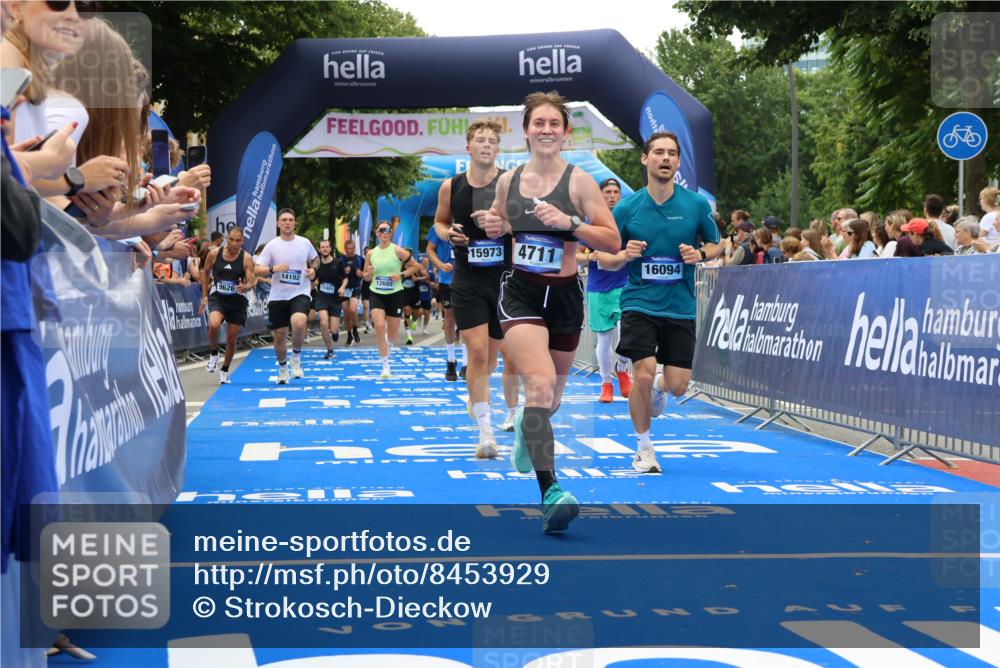 29.06.2025 - hella hamburg halbmarathon Strokosch-Dieckow http://msf.ph/oto/8453929 29.06.2025 10:48:07 Ziel 1086, 1914, 4324, 4601, 4711, 6377, 7599, 8916, 9544, 9626, 9638, 11211, 12685, 12706, 12724, 12747, 12808, 13570, 14192, 14814, 15590, 15629, 15973, 15981, 16094, 16149, 16269, 19127 meine-sportfotos.de