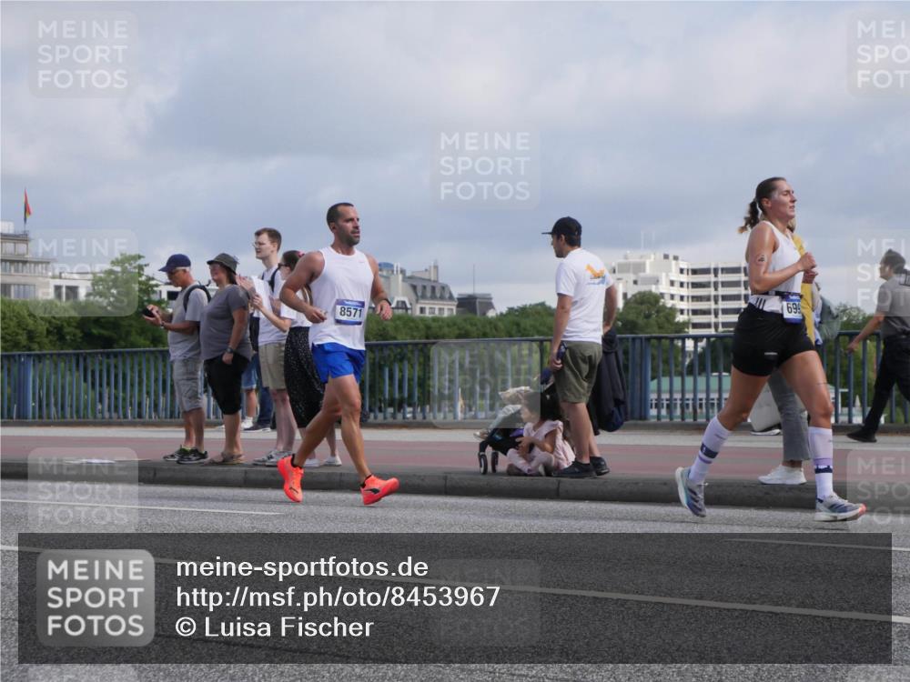 29.06.2025 - hella hamburg halbmarathon Luisa Fischer http://msf.ph/oto/8453967 29.06.2025 09:51:09 Kennedybrücke 8571, 699, 2262, 3480, 4062, 4359, 4381, 5003, 5307, 6993, 8002, 8121, 8571, 10190 meine-sportfotos.de