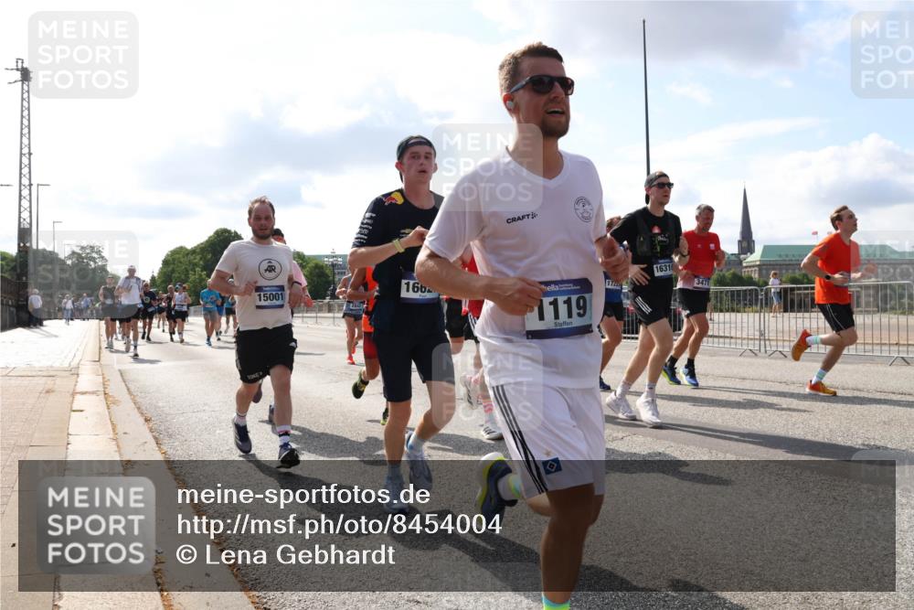 29.06.2025 - hella hamburg halbmarathon Lena Gebhardt http://msf.ph/oto/8454004 29.06.2025 09:54:14 Lombardsbrücke 15001, 2842, 16, 1119, 1722, 16316, 347, 1098, 1119, 1171, 1342, 1399, 1413, 1424, 1476, 1549, 1892, 1902, 2020, 2098, 2188, 2270, 2516, 2823, 2842, 2889, 3477, 3562, 3785, 4017, 4029, 4183, 4185, 4235, 4237, 4270, 4816, 4949, 5020, 5115, 5528, 6198, 6266, 6309, 6575, 6630, 6831, 7167, 7297, 7709, 7734, 8023, 8269, 8576, 8698, 8743, 8928, 9030, 9043, 9105, 9463, 9482, 9619, 9815, 10057, 10237, 10529, 10792, 11077, 11848, 11936, 12084 meine-sportfotos.de