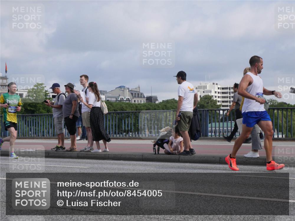 29.06.2025 - hella hamburg halbmarathon Luisa Fischer http://msf.ph/oto/8454005 29.06.2025 09:51:10 Kennedybrücke 19151, 8571, 2262, 3547, 4062, 4359, 4381, 5003, 5307, 6993, 8002, 8121, 8571, 10190, 10738 meine-sportfotos.de