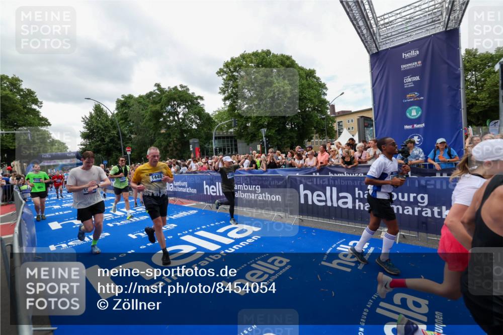 29.06.2025 - hella hamburg halbmarathon Zöllner http://msf.ph/oto/8454054 29.06.2025 11:20:43 Ziel 1117, 1266, 1448, 2589, 4737, 4739, 5080, 8431, 8588, 8609, 8726, 9516, 9798, 9873, 10241, 10349, 11156, 13193, 14519, 15736, 18098 meine-sportfotos.de