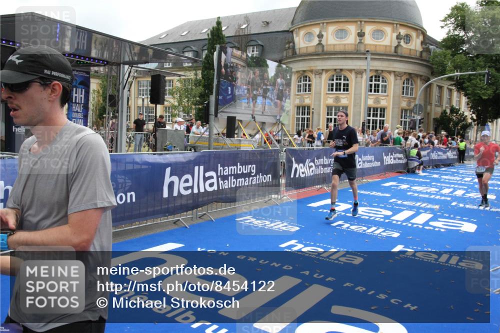 29.06.2025 - hella hamburg halbmarathon Michael Strokosch http://msf.ph/oto/8454122 29.06.2025 10:30:53 Ziel 3379, 7055, 7880, 9381, 9508, 18871 meine-sportfotos.de