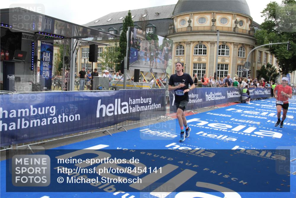 29.06.2025 - hella hamburg halbmarathon Michael Strokosch http://msf.ph/oto/8454141 29.06.2025 10:30:53 Ziel 3379, 7055, 7880, 9381, 9508, 18871 meine-sportfotos.de