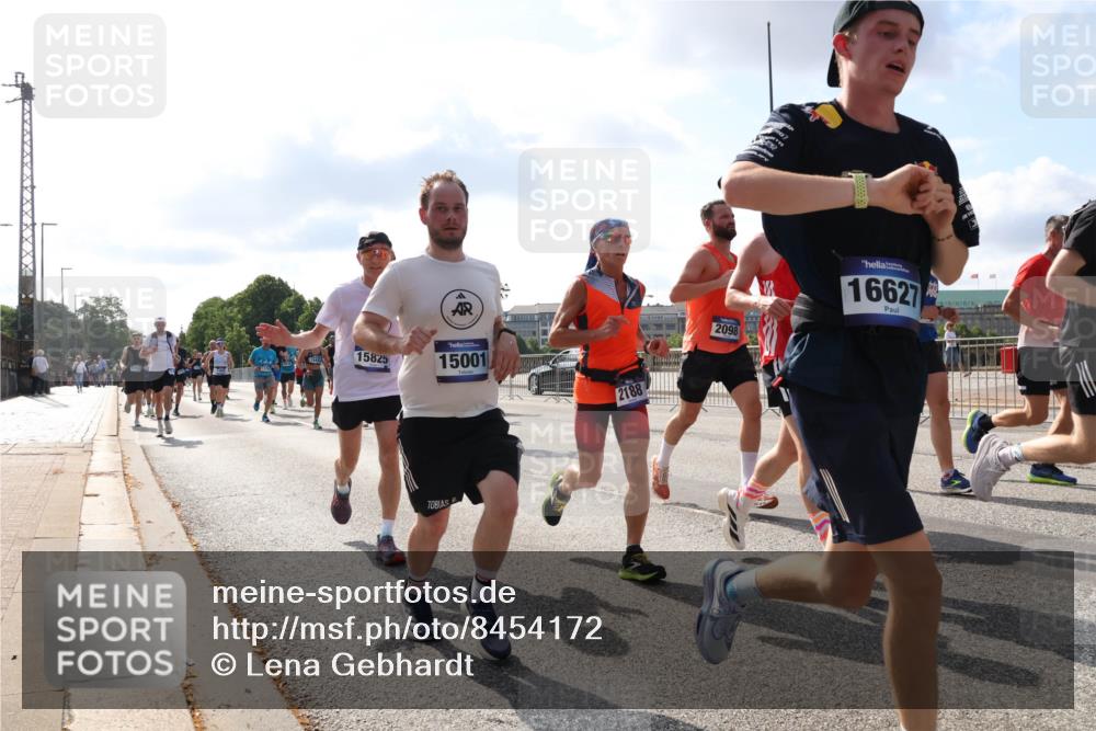 29.06.2025 - hella hamburg halbmarathon Lena Gebhardt http://msf.ph/oto/8454172 29.06.2025 09:54:15 Lombardsbrücke 15825, 15001, 2188, 2098, 16627, 1098, 1119, 1171, 1342, 1399, 1413, 1424, 1476, 1549, 1892, 1902, 2020, 2098, 2188, 2270, 2516, 2561, 2823, 2842, 2889, 3477, 3562, 3785, 4017, 4029, 4183, 4185, 4235, 4237, 4270, 4816, 4949, 5020, 5115, 5528, 6198, 6266, 6309, 6575, 6630, 6819, 6831, 7167, 7297, 7709, 7734, 8023, 8142, 8269, 8576, 8698, 8743, 8928, 9030, 9043, 9105, 9463, 9482, 9619, 9815, 10057, 10237, 10529, 10792, 11077, 11848, 11936, 12084 meine-sportfotos.de