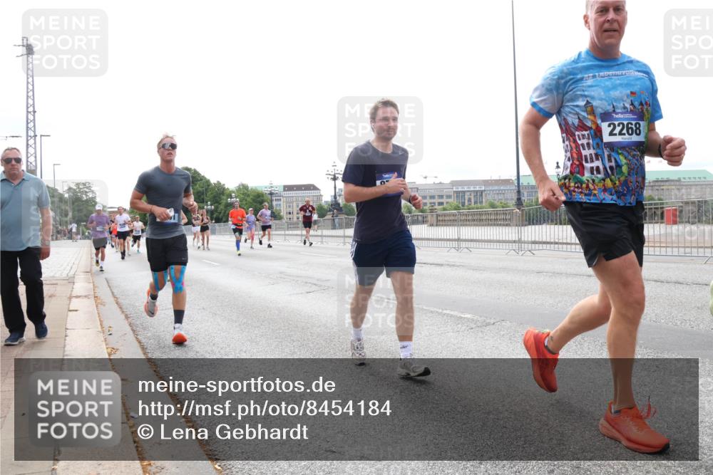29.06.2025 - hella hamburg halbmarathon Lena Gebhardt http://msf.ph/oto/8454184 29.06.2025 10:31:12 Lombardsbrücke 2268, 1059, 1292, 1472, 1773, 1979, 2097, 2268, 2414, 2505, 2914, 3131, 3281, 4198, 4561, 4817, 5437, 5846, 5943, 6057, 6078, 6195, 6556, 6620, 6787, 7351, 7604, 7772, 8050, 8072, 8073, 8757, 9576, 9830, 10111, 10586, 10989, 11587, 11981, 11988, 12384, 12627, 14095, 14349, 14803, 15299, 15466, 15589, 15725, 16457, 16978, 17224, 17463, 17509, 17587, 17706, 17742, 17966, 19052, 19226 meine-sportfotos.de