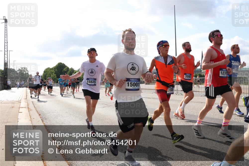 29.06.2025 - hella hamburg halbmarathon Lena Gebhardt http://msf.ph/oto/8454201 29.06.2025 09:54:15 Lombardsbrücke 15825, 15001, 2188, 2098, 12747, 17229, 1098, 1119, 1171, 1342, 1399, 1413, 1424, 1476, 1549, 1892, 1902, 2020, 2098, 2188, 2270, 2516, 2561, 2823, 2842, 2889, 3477, 3562, 3785, 4017, 4029, 4183, 4185, 4235, 4237, 4270, 4816, 4949, 5020, 5115, 5528, 6198, 6266, 6309, 6575, 6630, 6819, 6831, 7167, 7297, 7709, 7734, 8023, 8142, 8269, 8576, 8698, 8743, 8928, 9030, 9043, 9105, 9463, 9482, 9619, 9815, 10057, 10237, 10529, 10792, 11077, 11848, 11936, 12084 meine-sportfotos.de