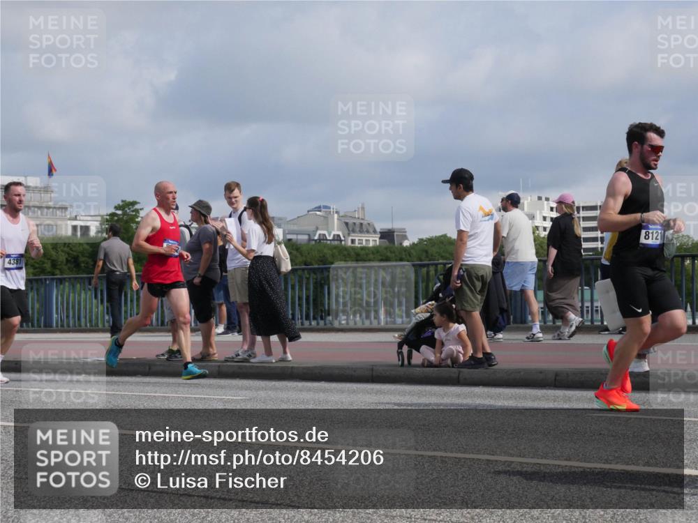 29.06.2025 - hella hamburg halbmarathon Luisa Fischer http://msf.ph/oto/8454206 29.06.2025 09:51:15 Kennedybrücke 4381, 8121, 1042, 1571, 2262, 3547, 4062, 4359, 4381, 5003, 7482, 8002, 8121, 9643, 10190, 10738, 10877 meine-sportfotos.de
