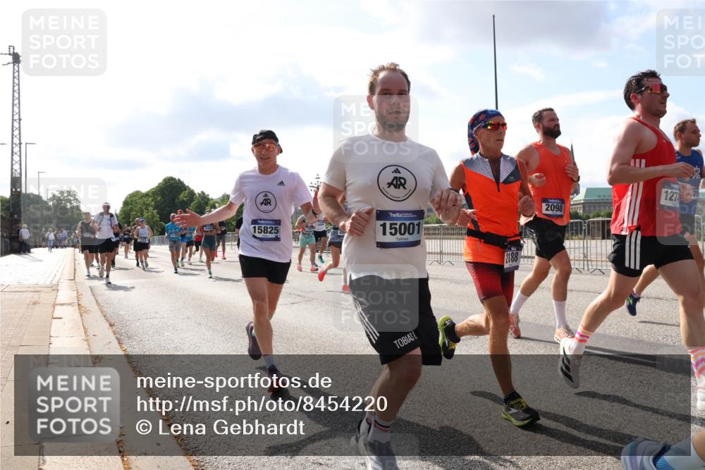 29.06.2025 - hella hamburg halbmarathon Lena Gebhardt http://msf.ph/oto/8454220 29.06.2025 09:54:15 Lombardsbrücke 15825, 15001, 2188, 2098, 127, 1098, 1119, 1171, 1342, 1399, 1413, 1424, 1476, 1549, 1892, 1902, 2020, 2098, 2188, 2270, 2516, 2561, 2823, 2842, 2889, 3477, 3562, 3785, 4017, 4029, 4183, 4185, 4235, 4237, 4270, 4816, 4949, 5020, 5115, 5528, 6198, 6266, 6309, 6575, 6630, 6819, 6831, 7167, 7297, 7709, 7734, 8023, 8142, 8269, 8576, 8698, 8743, 8928, 9030, 9043, 9105, 9463, 9482, 9619, 9815, 10057, 10237, 10529, 10792, 11077, 11848, 11936, 12084 meine-sportfotos.de