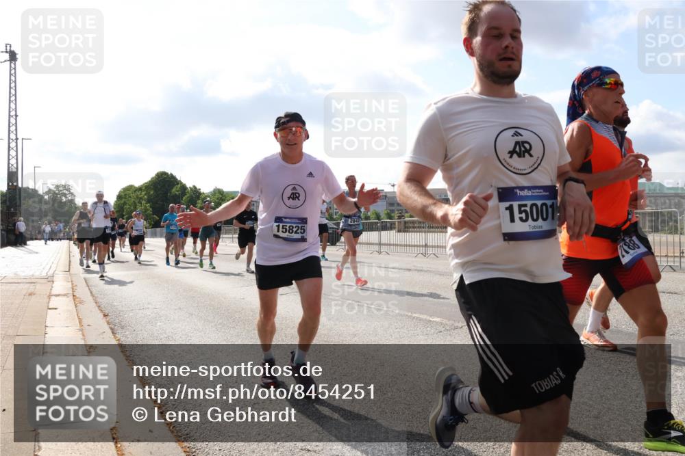 29.06.2025 - hella hamburg halbmarathon Lena Gebhardt http://msf.ph/oto/8454251 29.06.2025 09:54:15 Lombardsbrücke 15825, 15001, 488, 1098, 1119, 1171, 1342, 1399, 1413, 1424, 1476, 1549, 1892, 1902, 2020, 2098, 2188, 2270, 2516, 2561, 2823, 2842, 2889, 3477, 3562, 3785, 4017, 4029, 4183, 4185, 4235, 4237, 4270, 4816, 4949, 5020, 5115, 5528, 6198, 6266, 6309, 6575, 6630, 6819, 6831, 7167, 7297, 7709, 7734, 8023, 8142, 8269, 8576, 8698, 8743, 8928, 9030, 9043, 9105, 9463, 9482, 9619, 9815, 10057, 10237, 10529, 10792, 11077, 11848, 11936, 12084 meine-sportfotos.de