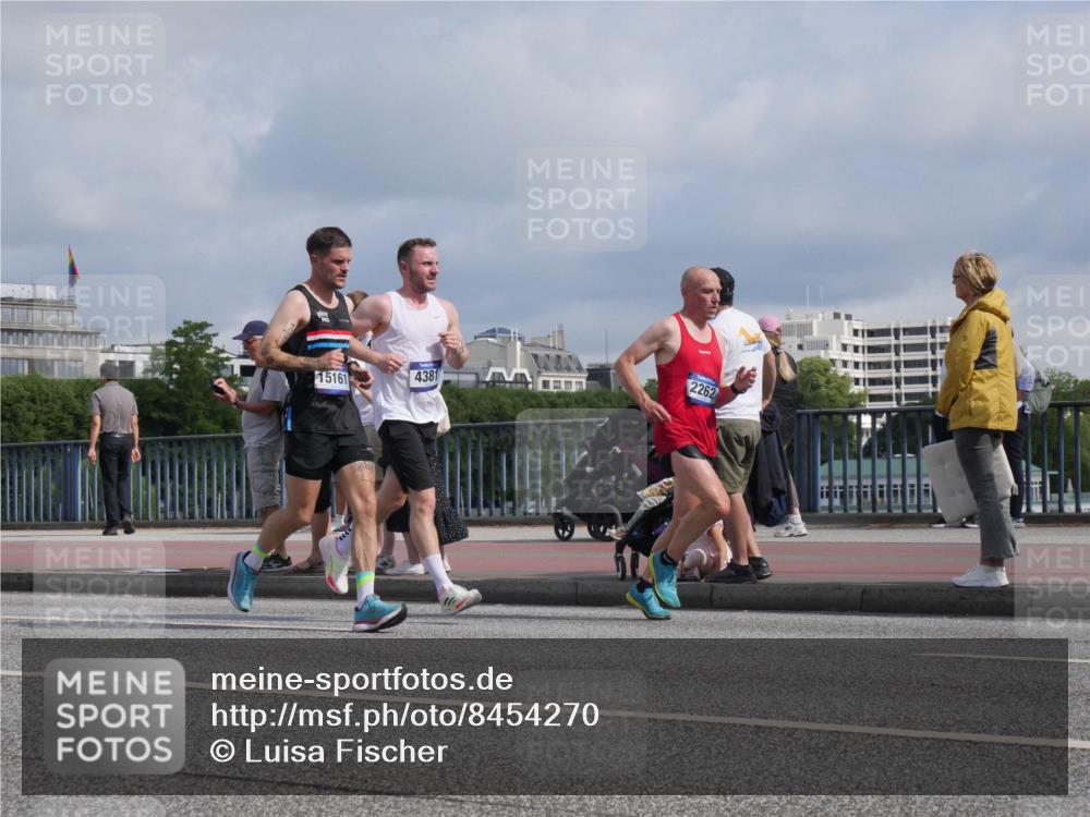 29.06.2025 - hella hamburg halbmarathon Luisa Fischer http://msf.ph/oto/8454270 29.06.2025 09:51:16 Kennedybrücke 15161, 4381, 2262, 1042, 1571, 2262, 3547, 4062, 4381, 5003, 7310, 7482, 8002, 8121, 9643, 10190, 10451, 10738, 10877 meine-sportfotos.de