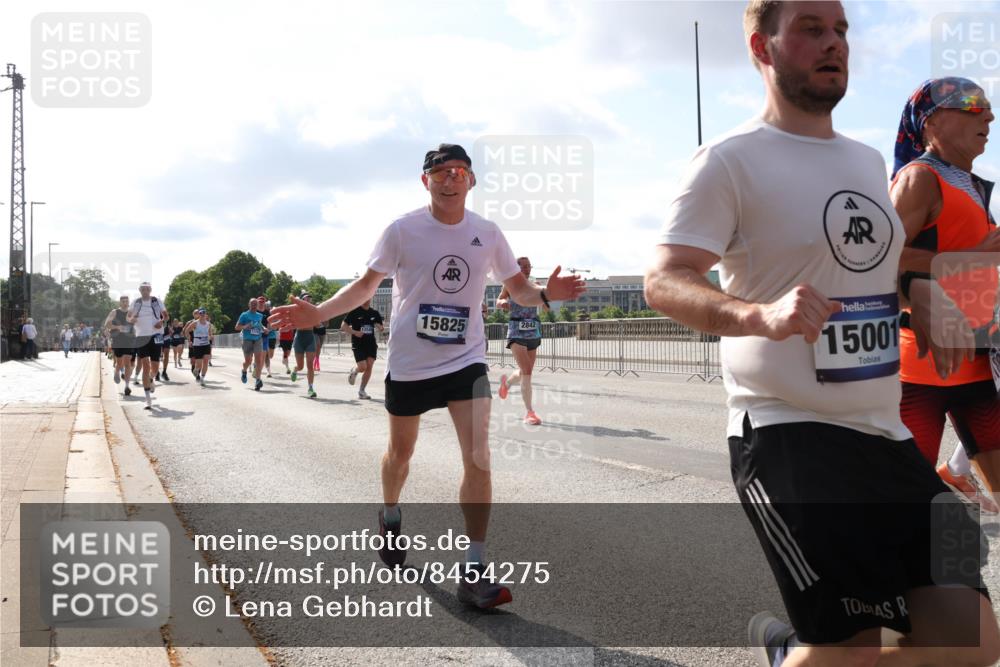 29.06.2025 - hella hamburg halbmarathon Lena Gebhardt http://msf.ph/oto/8454275 29.06.2025 09:54:15 Lombardsbrücke 1254, 15825, 2842, 15001, 1098, 1119, 1171, 1342, 1399, 1413, 1424, 1476, 1549, 1892, 1902, 2020, 2098, 2188, 2270, 2516, 2561, 2823, 2842, 2889, 3477, 3562, 3785, 4017, 4029, 4183, 4185, 4235, 4237, 4270, 4816, 4949, 5020, 5115, 5528, 6198, 6266, 6309, 6575, 6630, 6819, 6831, 7167, 7297, 7709, 7734, 8023, 8142, 8269, 8576, 8698, 8743, 8928, 9030, 9043, 9105, 9463, 9482, 9619, 9815, 10057, 10237, 10529, 10792, 11077, 11848, 11936, 12084 meine-sportfotos.de