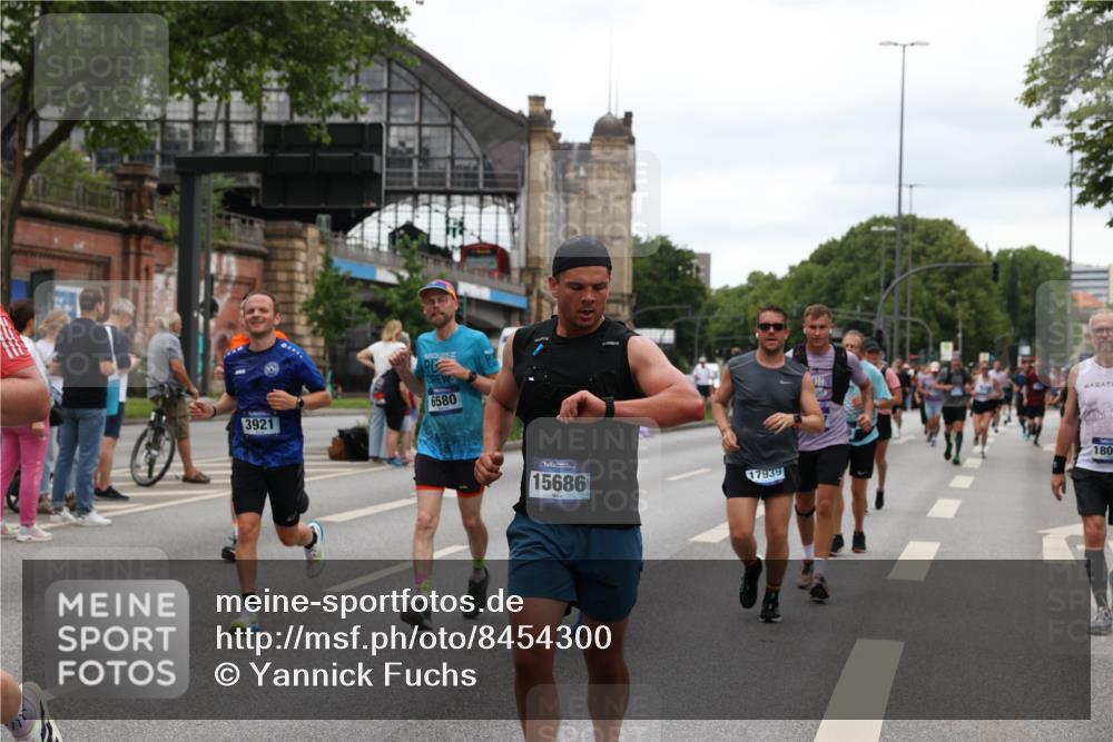 29.06.2025 - hella hamburg halbmarathon Yannick Fuchs http://msf.ph/oto/8454300 29.06.2025 10:56:09 20KM 1006, 1128, 1135, 1147, 1190, 1377, 1568, 1726, 3097, 3921, 4095, 4859, 5547, 6414, 6415, 6580, 6815, 7658, 8154, 9131, 9718, 9928, 10214, 10519, 10797, 11670, 11968, 12567, 13868, 13958, 14456, 14574, 15291, 15686, 15859, 15908, 16292, 16808, 17136, 17383, 17532, 17939, 17955, 18000, 18599, 18799, 18808, 18919, 19023 meine-sportfotos.de