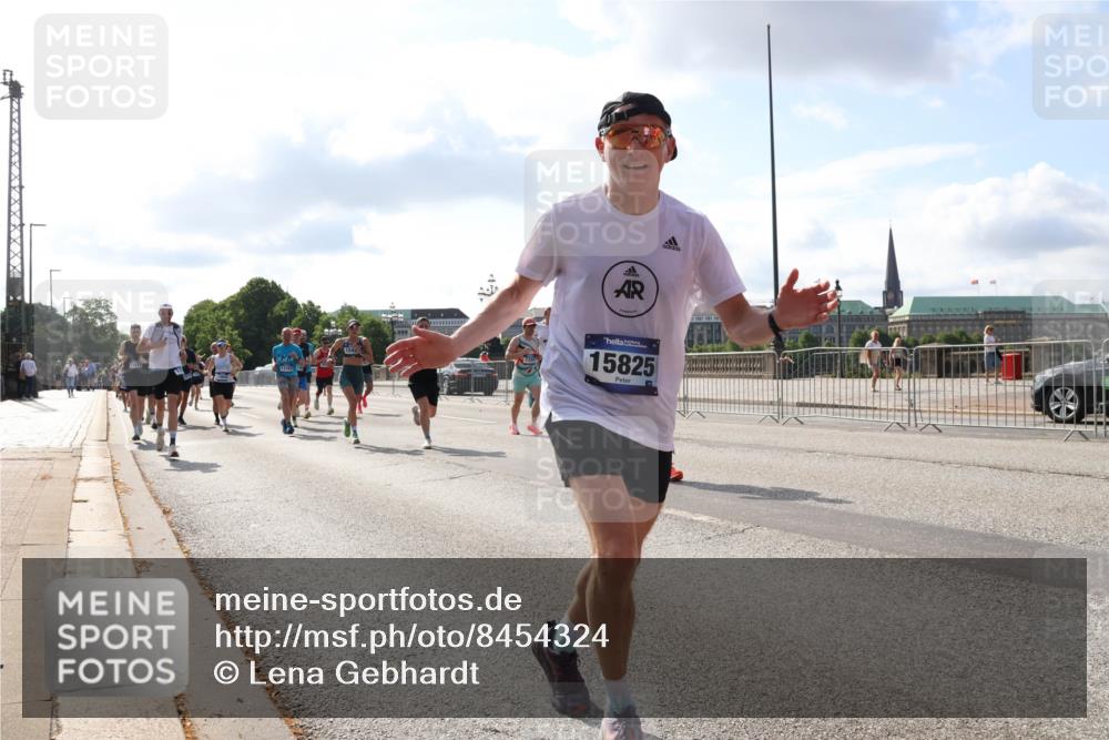 29.06.2025 - hella hamburg halbmarathon Lena Gebhardt http://msf.ph/oto/8454324 29.06.2025 09:54:16 Lombardsbrücke 154, 15825, 1098, 1119, 1171, 1342, 1399, 1413, 1424, 1476, 1549, 1892, 1902, 2020, 2098, 2188, 2270, 2470, 2561, 2823, 2842, 2889, 3477, 3562, 3785, 4017, 4029, 4183, 4185, 4235, 4237, 4270, 4816, 4949, 5020, 5115, 5528, 5706, 6198, 6266, 6309, 6630, 6819, 6831, 7167, 7274, 7297, 7709, 7734, 8023, 8142, 8269, 8374, 8576, 8698, 8743, 8928, 9030, 9043, 9105, 9463, 9482, 9619, 9815, 10057, 10237, 10529, 10792, 11848, 11936, 12084 meine-sportfotos.de