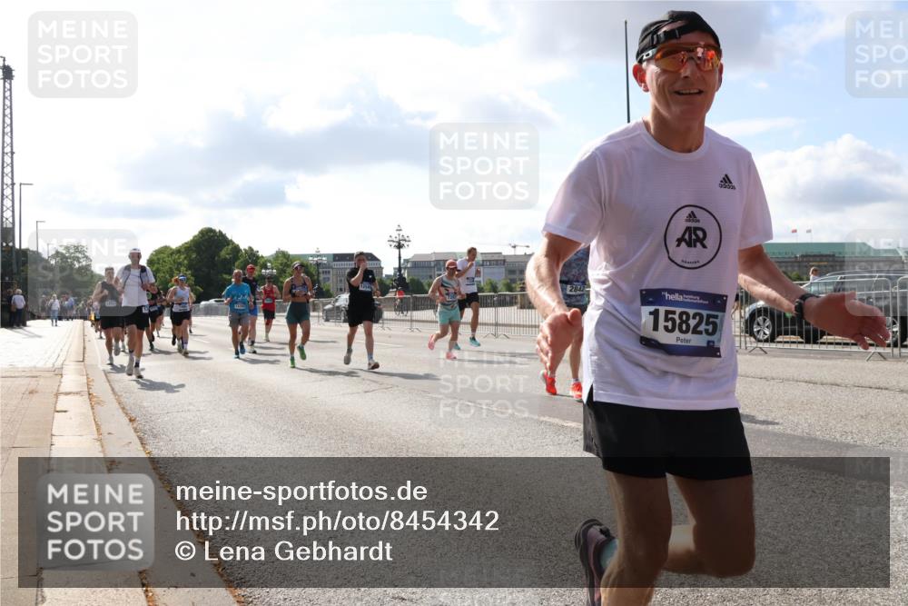 29.06.2025 - hella hamburg halbmarathon Lena Gebhardt http://msf.ph/oto/8454342 29.06.2025 09:54:16 Lombardsbrücke 13707, 1254, 2842, 15825, 1098, 1119, 1171, 1342, 1399, 1413, 1424, 1476, 1549, 1892, 1902, 2020, 2098, 2188, 2270, 2470, 2561, 2823, 2842, 2889, 3477, 3562, 3785, 4017, 4029, 4183, 4185, 4235, 4237, 4270, 4816, 4949, 5020, 5115, 5528, 5706, 6198, 6266, 6309, 6630, 6819, 6831, 7167, 7274, 7297, 7709, 7734, 8023, 8142, 8269, 8374, 8576, 8698, 8743, 8928, 9030, 9043, 9105, 9463, 9482, 9619, 9815, 10057, 10237, 10529, 10792, 11848, 11936, 12084 meine-sportfotos.de