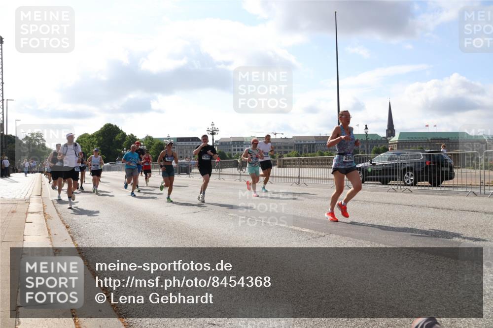 29.06.2025 - hella hamburg halbmarathon Lena Gebhardt http://msf.ph/oto/8454368 29.06.2025 09:54:16 Lombardsbrücke 2842, 1098, 1119, 1171, 1342, 1399, 1413, 1424, 1476, 1549, 1892, 1902, 2020, 2098, 2188, 2270, 2470, 2561, 2823, 2842, 2889, 3477, 3562, 3785, 4017, 4029, 4183, 4185, 4235, 4237, 4270, 4816, 4949, 5020, 5115, 5528, 5706, 6198, 6266, 6309, 6630, 6819, 6831, 7167, 7274, 7297, 7709, 7734, 8023, 8142, 8269, 8374, 8576, 8698, 8743, 8928, 9030, 9043, 9105, 9463, 9482, 9619, 9815, 10057, 10237, 10529, 10792, 11848, 11936, 12084 meine-sportfotos.de